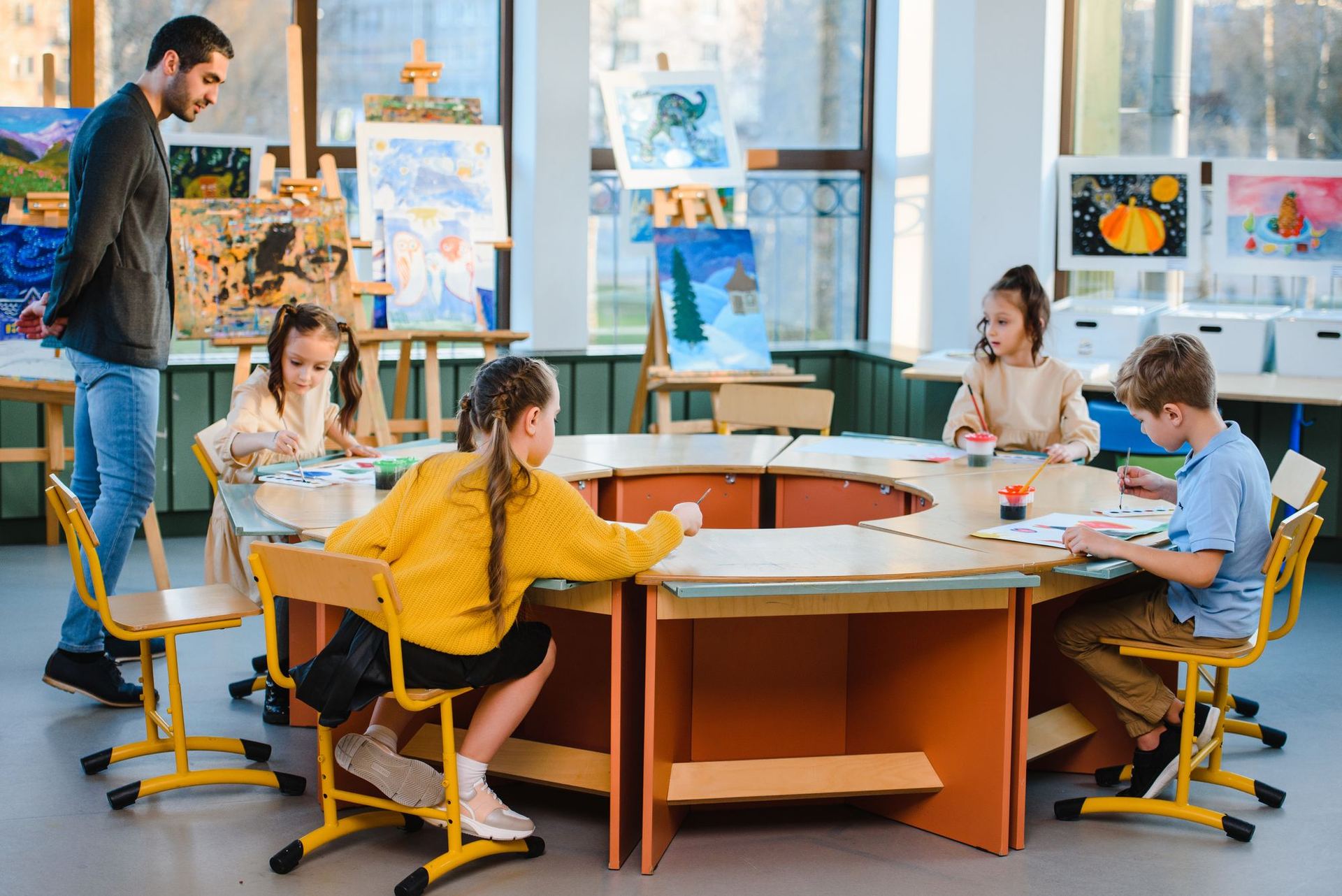 Niños y profesor en una clase de arte